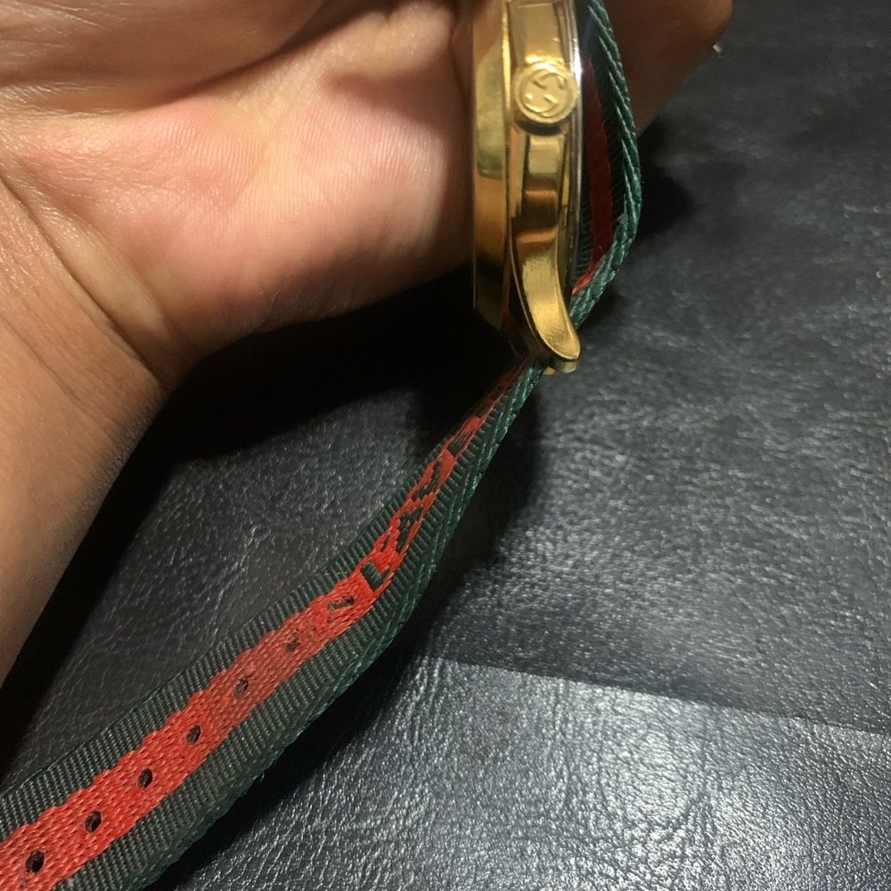 Authentic unisex Gucci watch - Picture 3 of 5